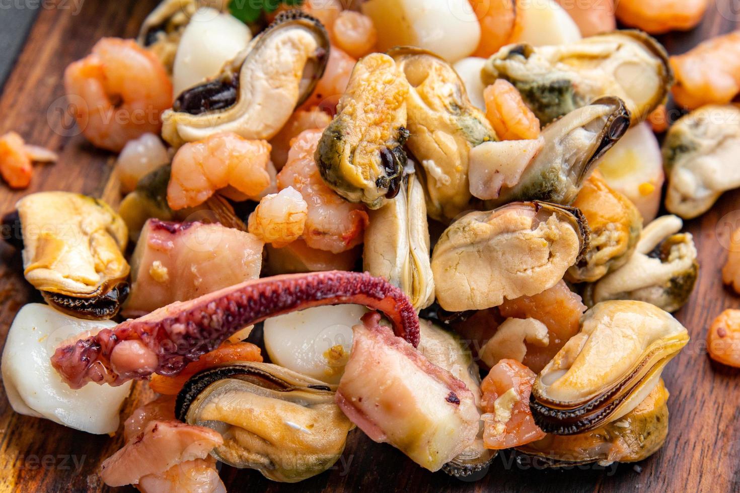 Fruit de mer salade crevette, moule, coquille, poulpe repas nourriture casse-croûte sur le table copie espace nourriture Contexte rustique Haut vue photo