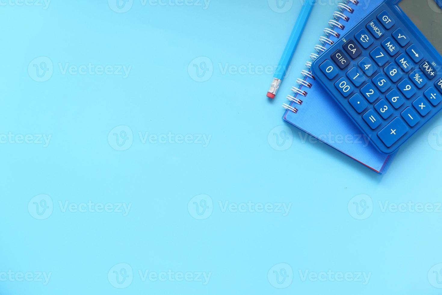 calculatrice sur fond bleu photo