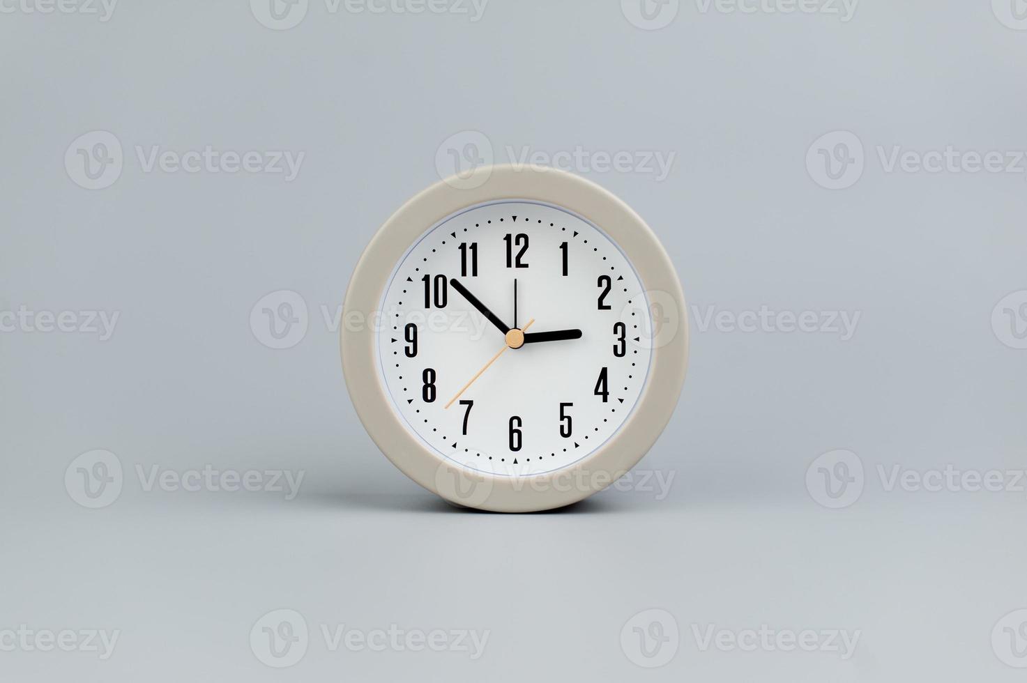 alarme l'horloge sur gris Contexte. temps concept. sens de temps. photo