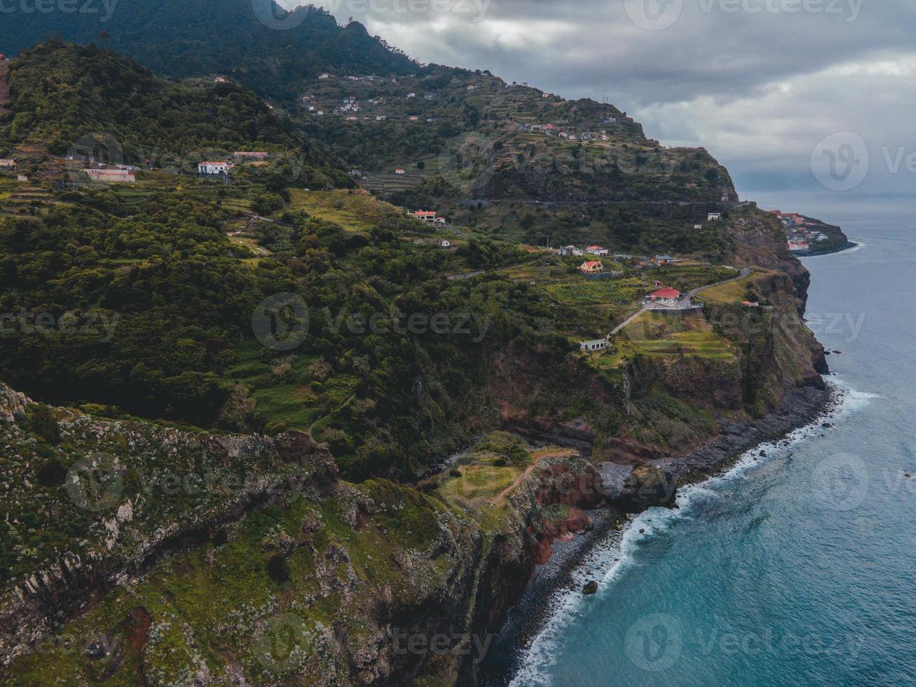 drone vue de miradouro de sao cristovao dans Madère, le Portugal photo