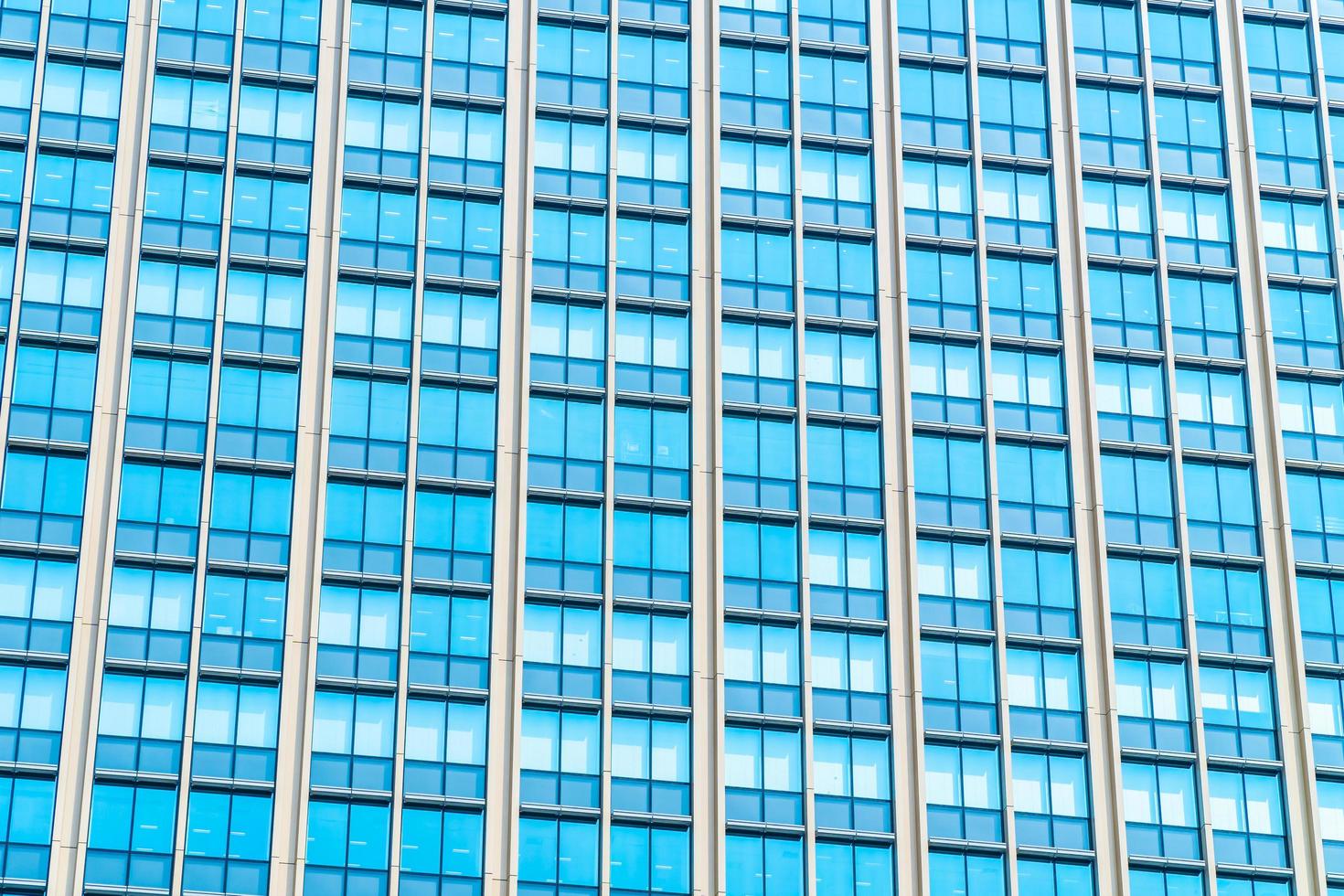 immeuble de bureaux avec motif de fenêtre photo