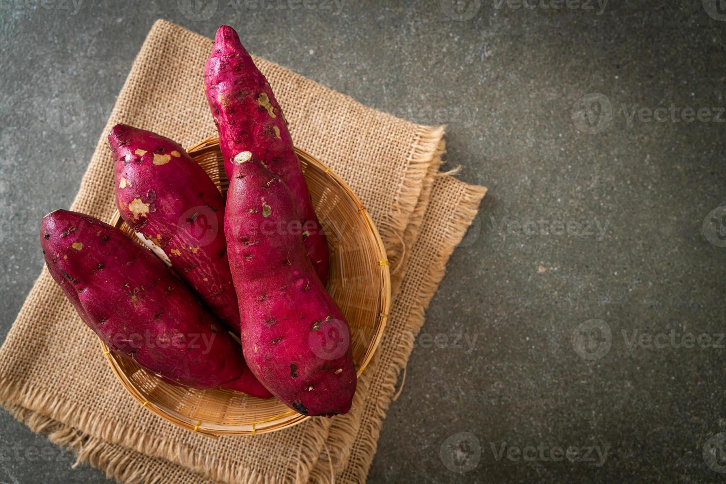 patates douces japonaises sur panier photo