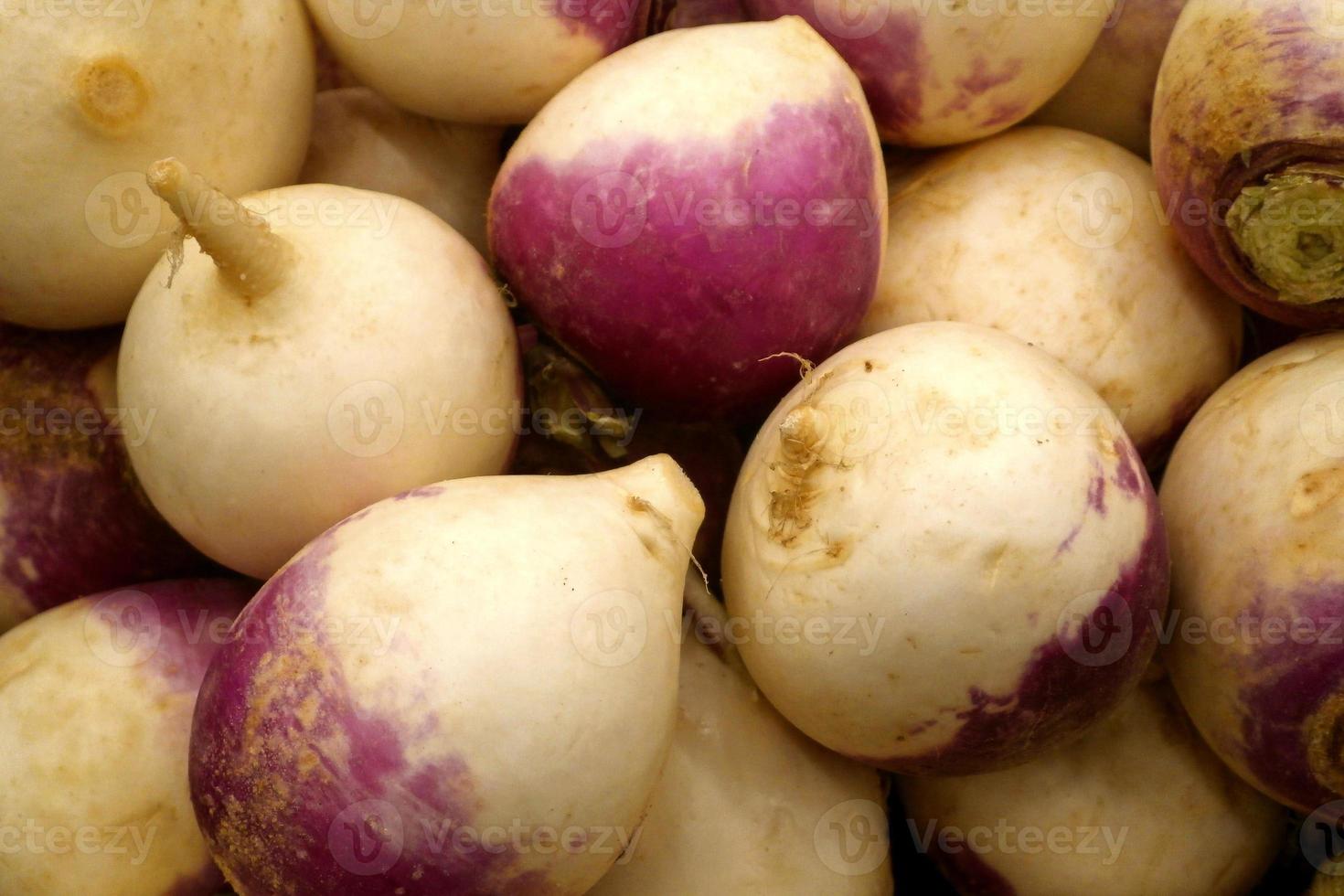 empiler de navets sur une marché stalle photo