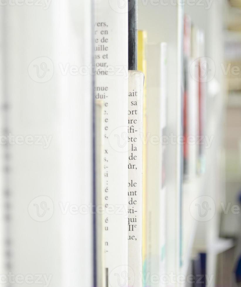 vieux livres flou Contexte. blanc papier livres sur le blanc étagère dans le léger chambre. photo