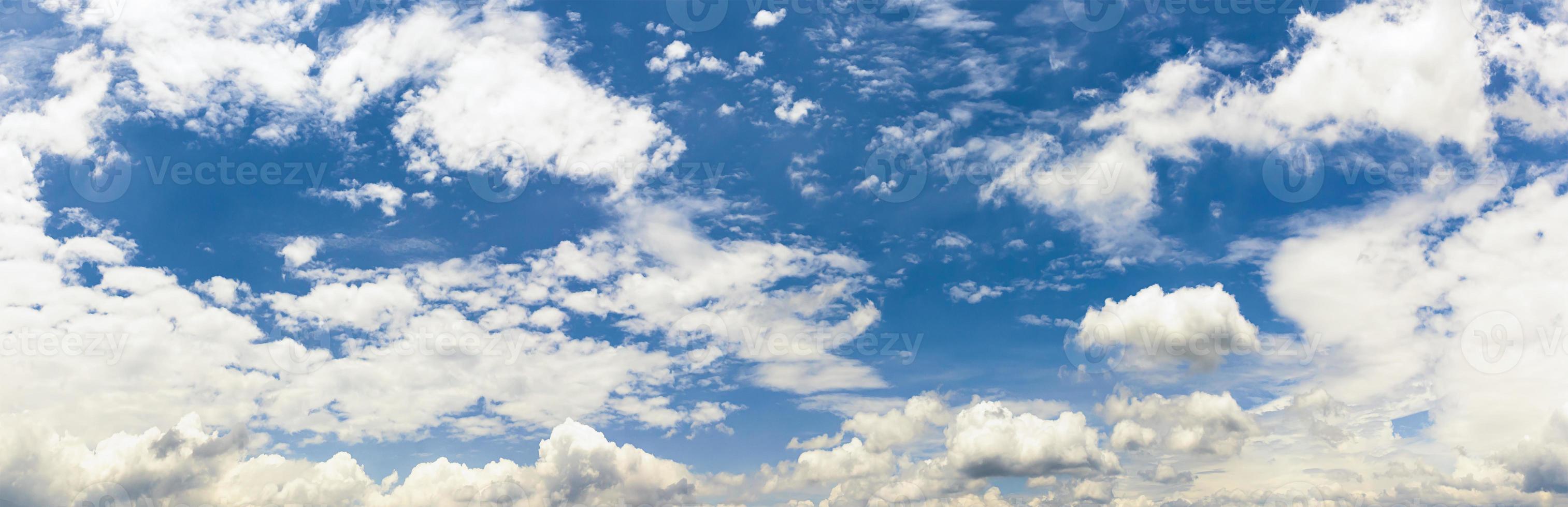 fantastique nuage blanc doux contre le ciel bleu photo