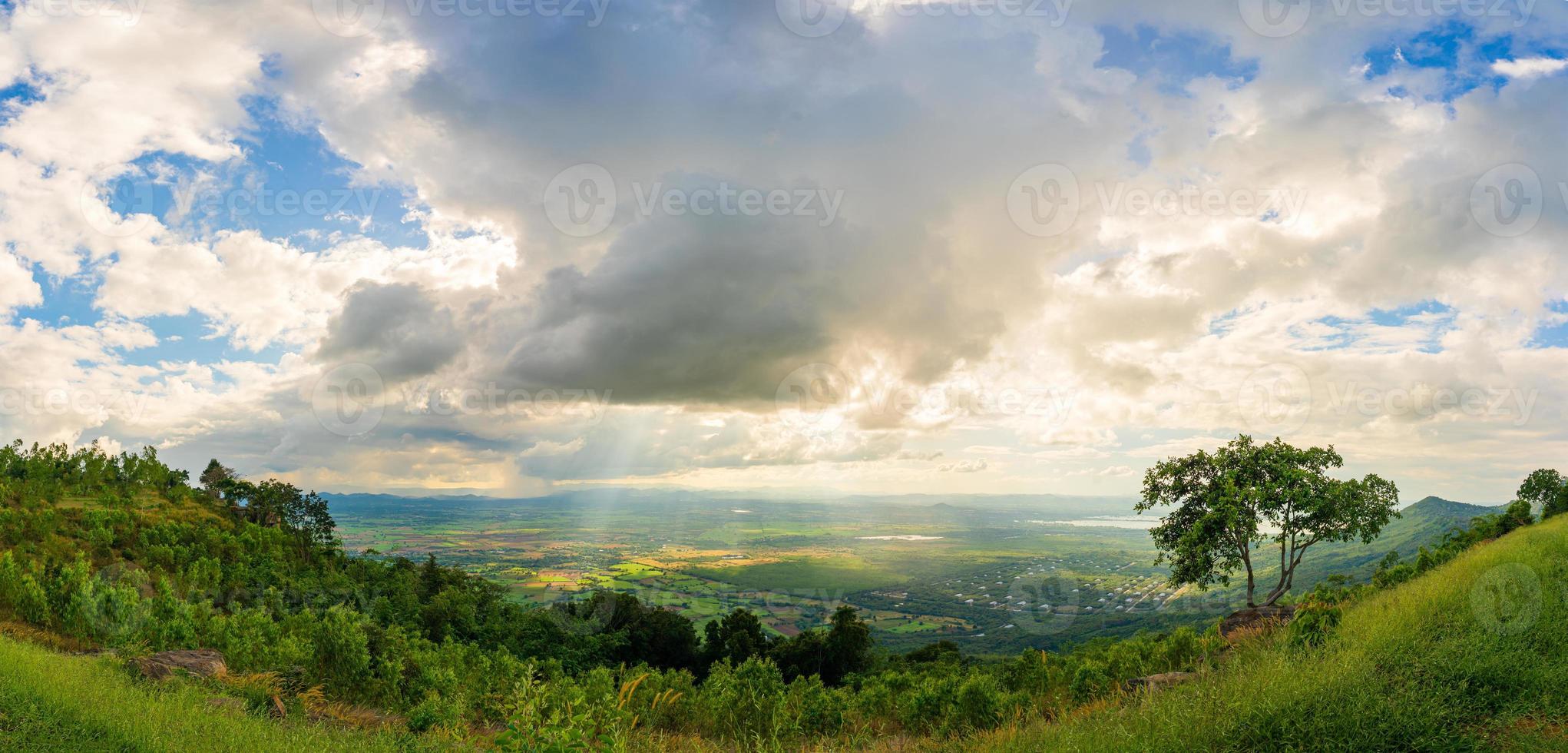 Montagne paysage avec le coucher du soleil sur le nuageux sk photo