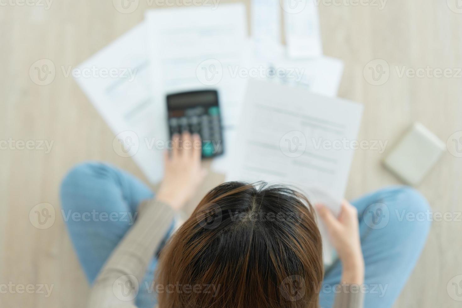 femme stressée et mal à la tête avec de grosses factures ou factures pas d'argent à payer pour les dépenses et la dette de carte de crédit. pénurie, problème financier, faillite, hypothèque, prêt, faillite, pauvre, portefeuille vide photo