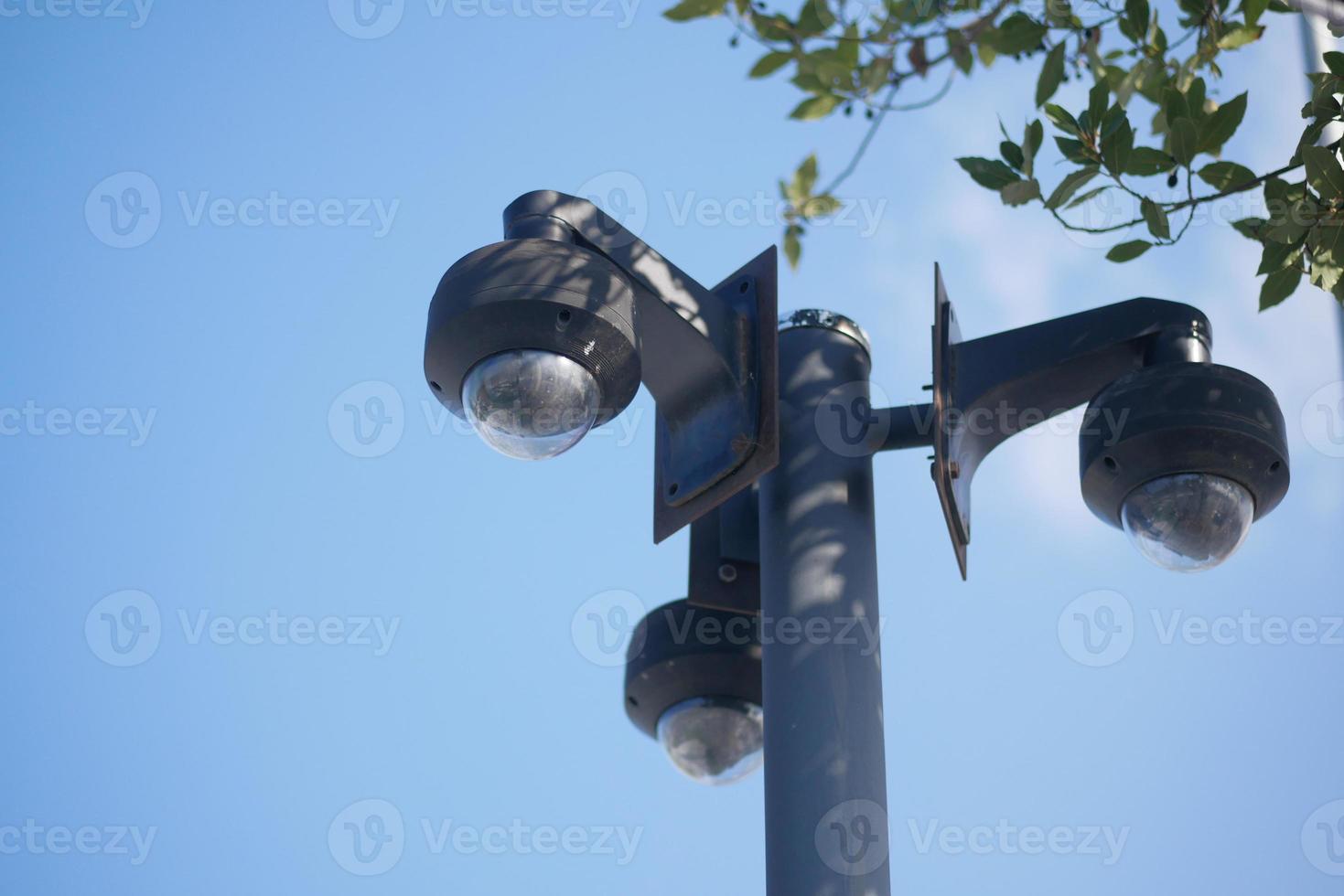 vidéosurveillance Sécurité caméra en fonctionnement Extérieur contre bleu ciel photo