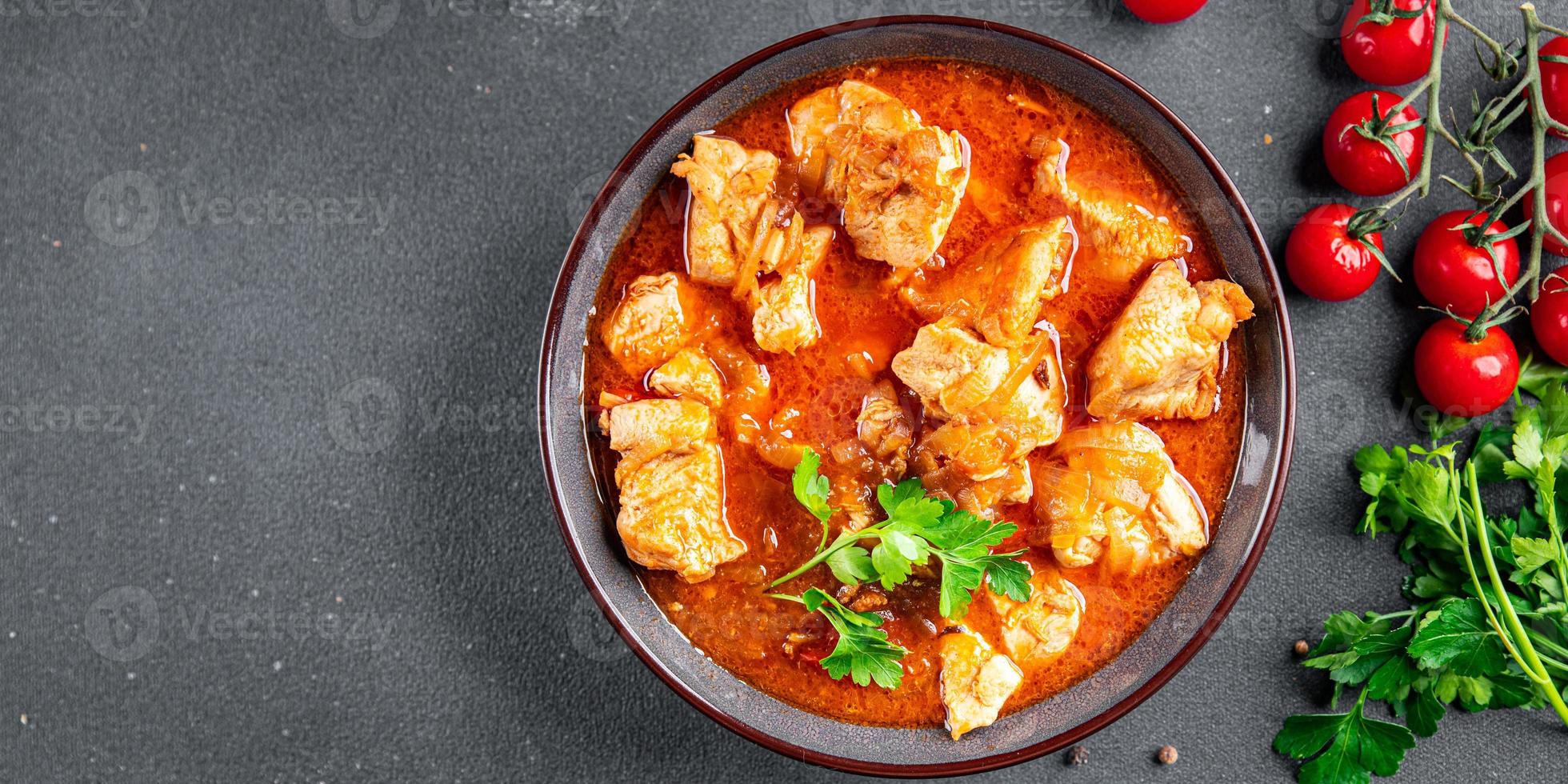 poulet Viande tomate sauce, légume repas nourriture casse-croûte sur le table copie espace nourriture Contexte rustique Haut vue photo