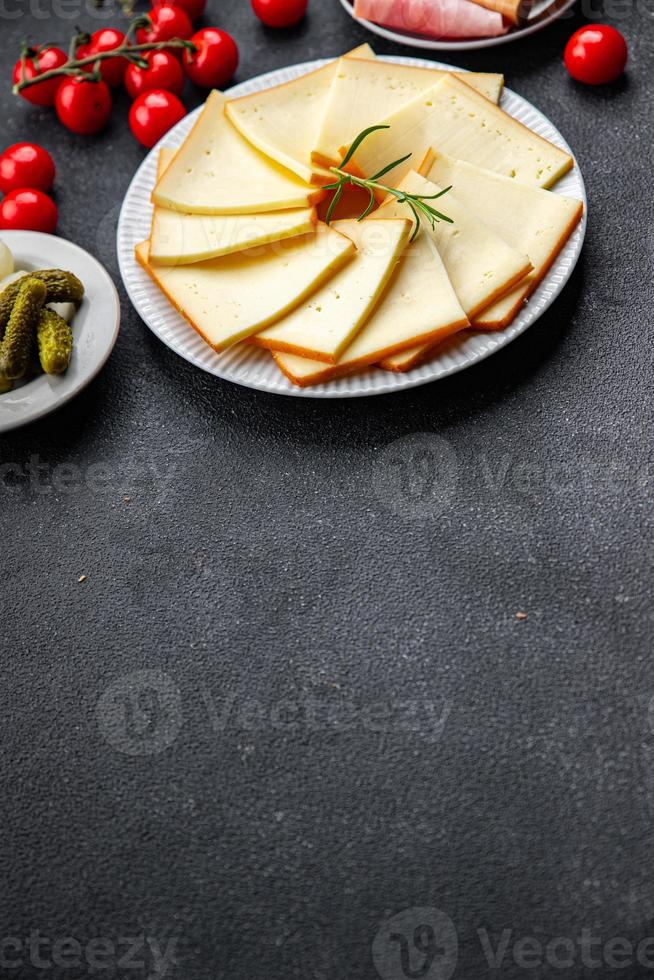 raclette fromage repas apéritif nourriture repas nourriture casse-croûte sur le table copie espace nourriture Contexte rustique Haut vue photo