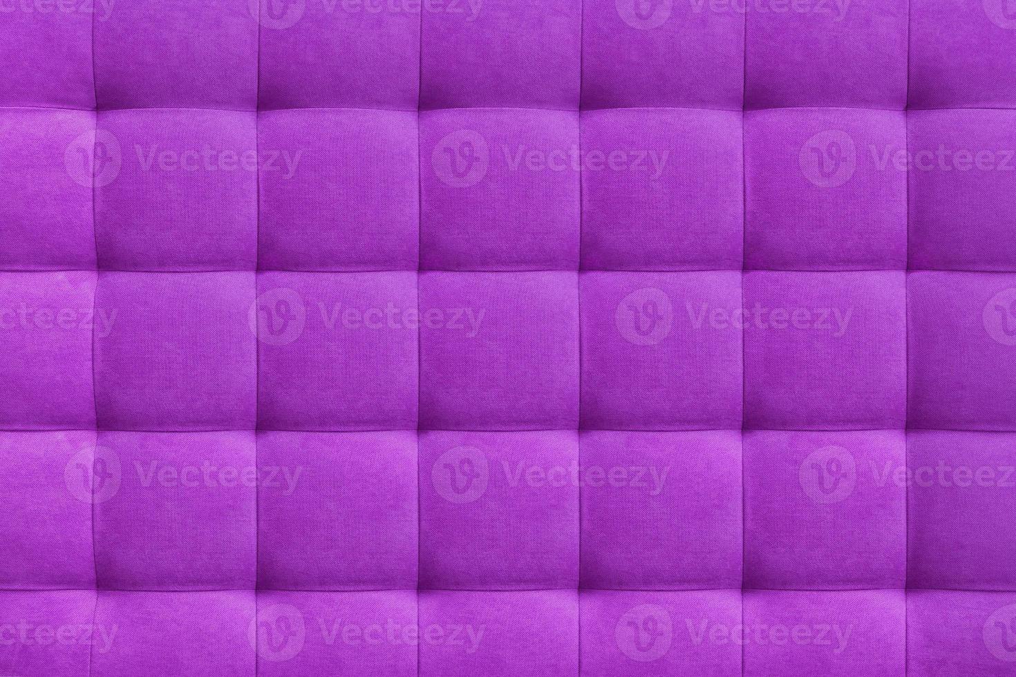 fond en cuir suédé violet, motif à carreaux classique pour meubles, mur, tête de lit photo