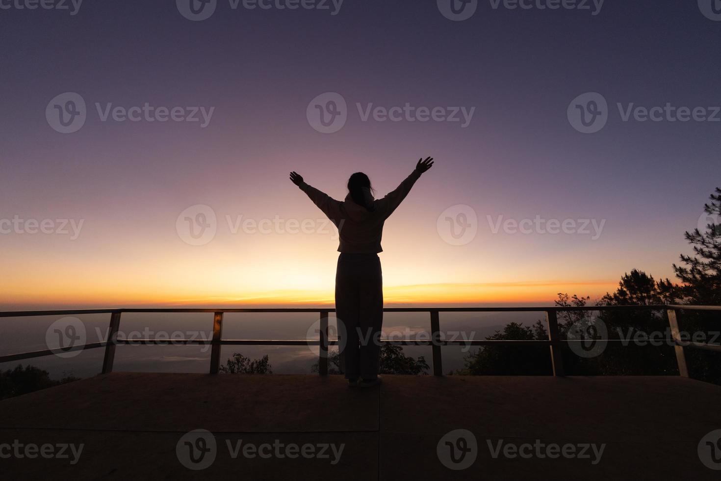 silhouette de femme élevage le sien mains dans culte, femme prier pour Dieu, Christian religion concept Contexte. photo