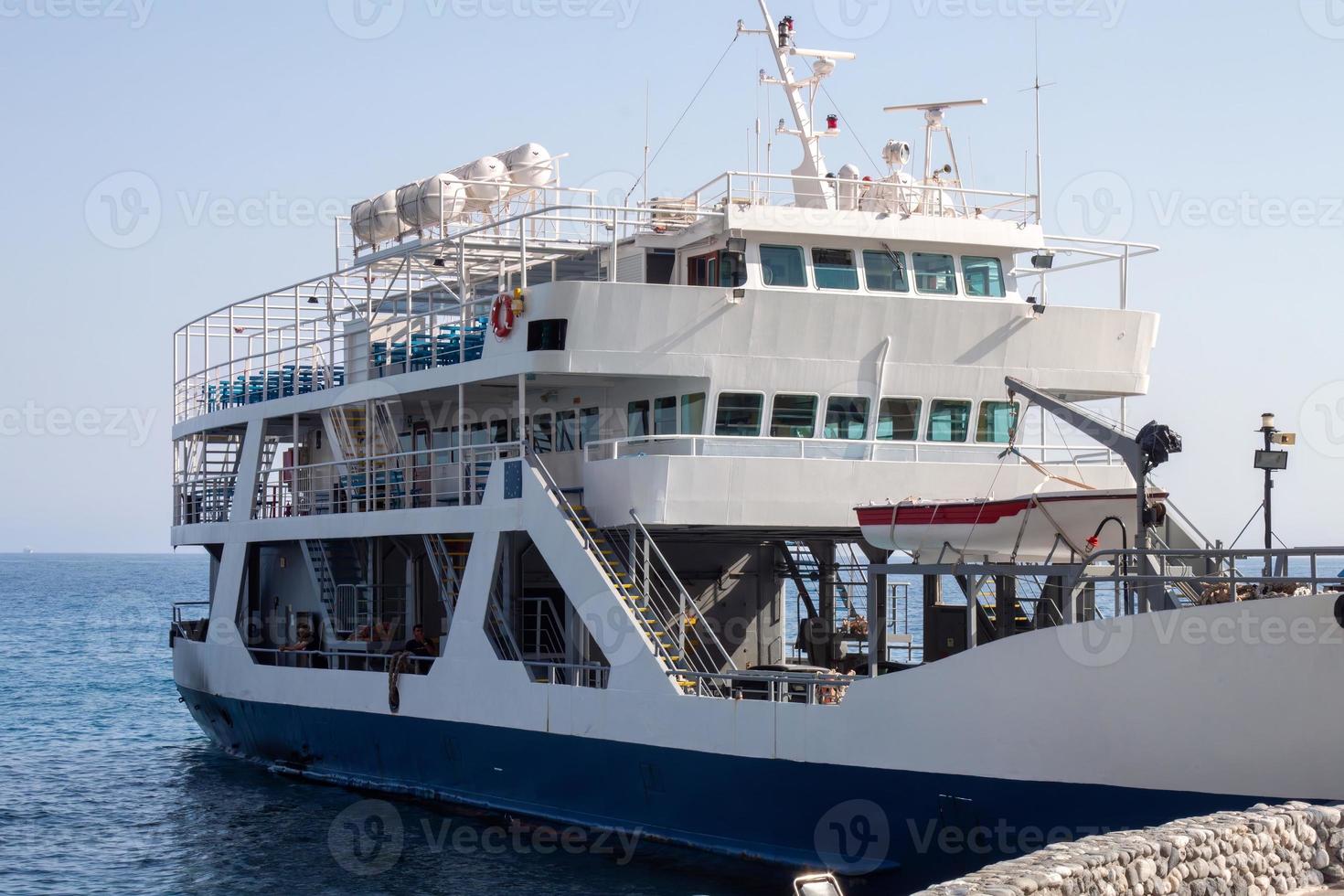 gros yacht sur le Port dans tropical île, concept de liberté et vacances photo