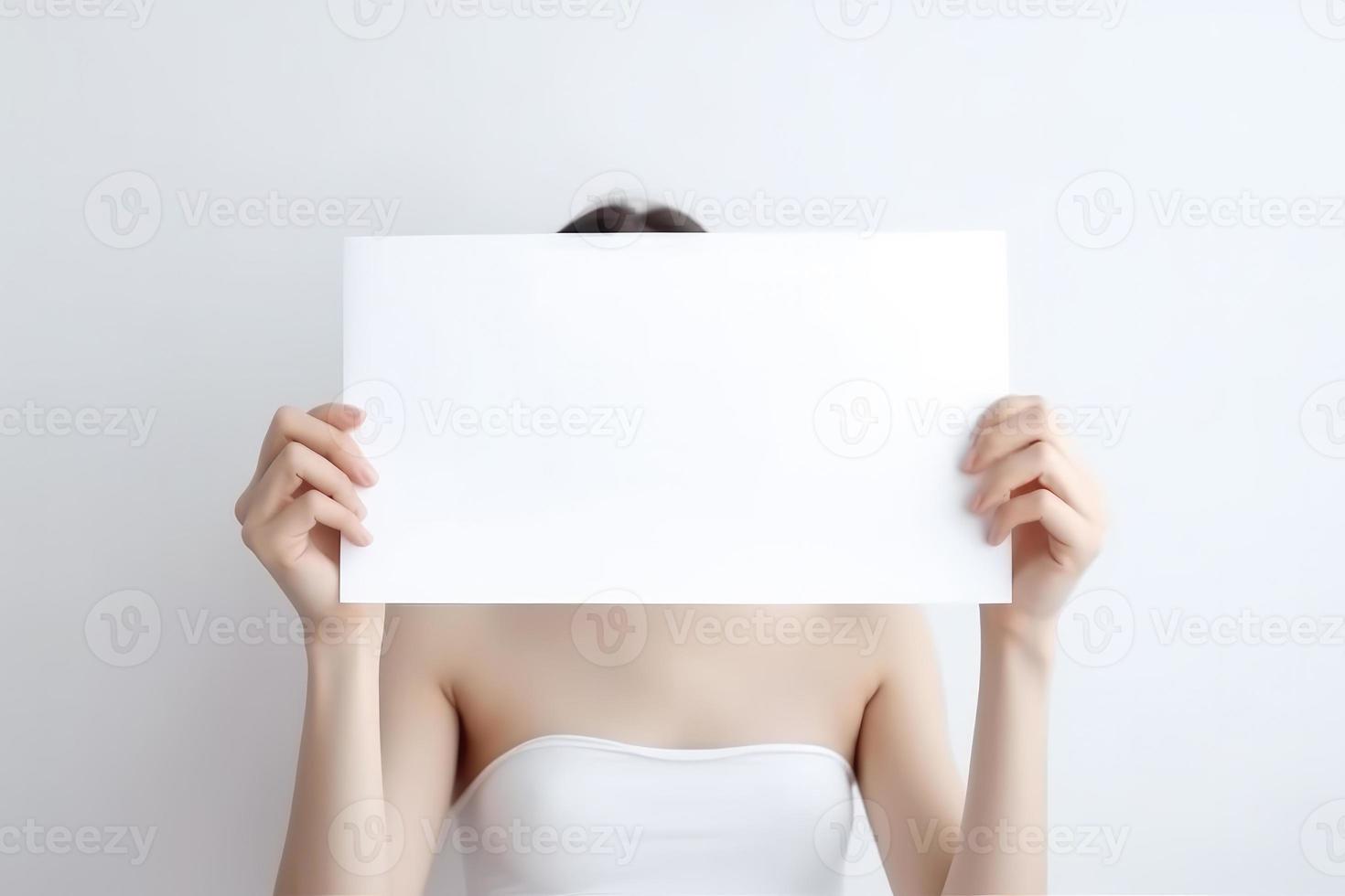 proche en haut de femme main en portant Vide papier isolé sur blanc Contexte photo