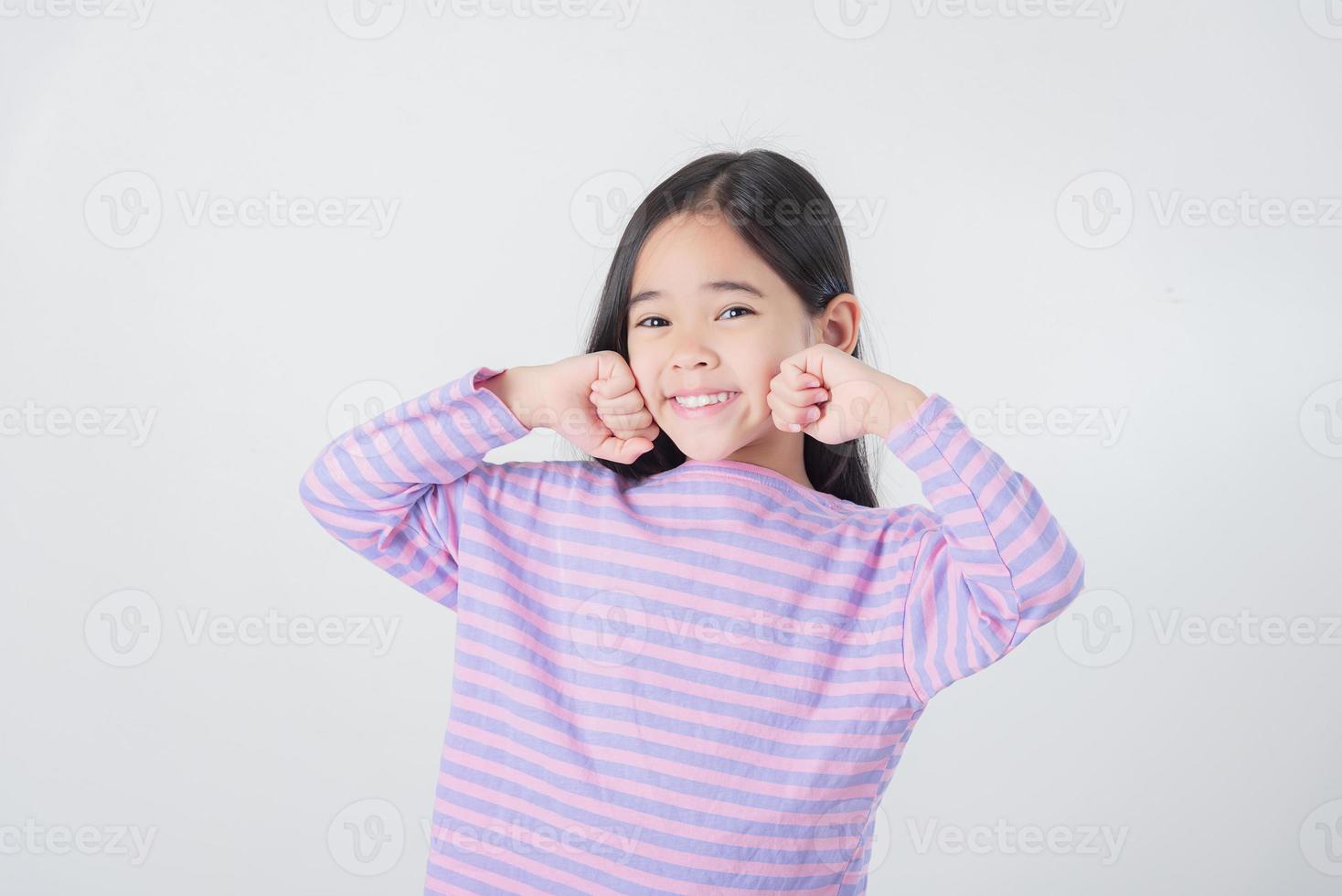 image de asiatique enfant posant sur blanc Contexte photo