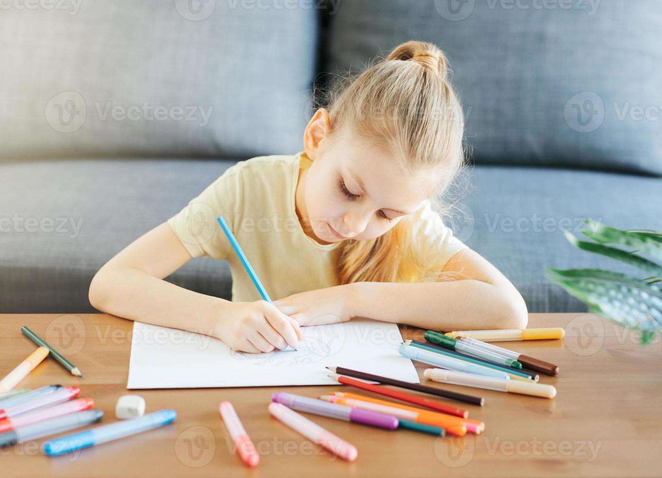 enfant fille dessin avec coloré des crayons photo