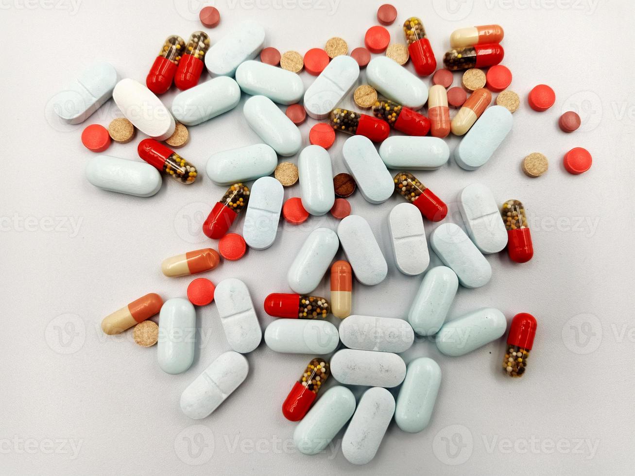 Assortiment de pilules, comprimés et gélules de médicaments pharmaceutiques photo