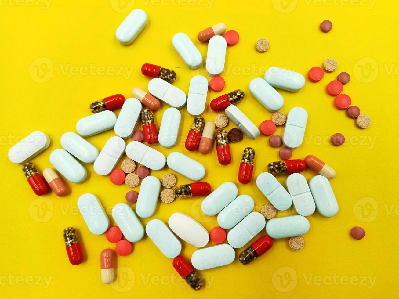 Assortiment de pilules, comprimés et gélules de médicaments pharmaceutiques photo