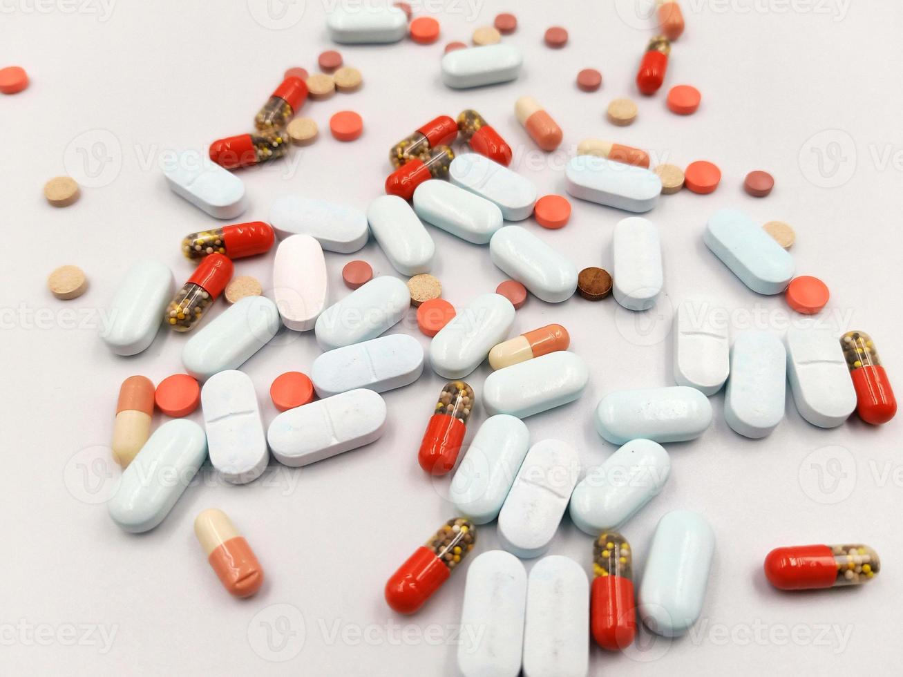 Assortiment de pilules, comprimés et gélules de médicaments pharmaceutiques photo