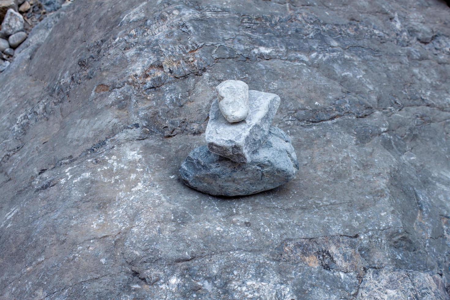 abstraction, des pierres sur des pierres dans le sauvage dans le montagnes photo