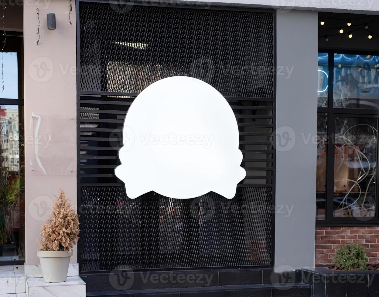 blanc rond logo sur bâtiment mur , extérieur pour maquette conception photo