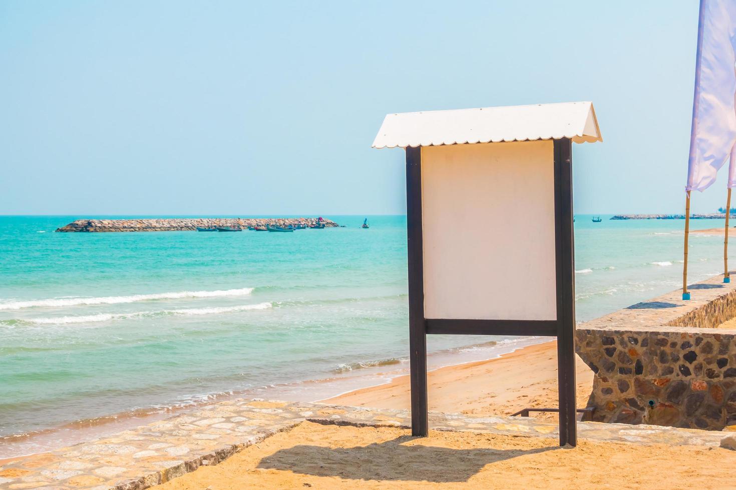 signe vierge sur la plage photo