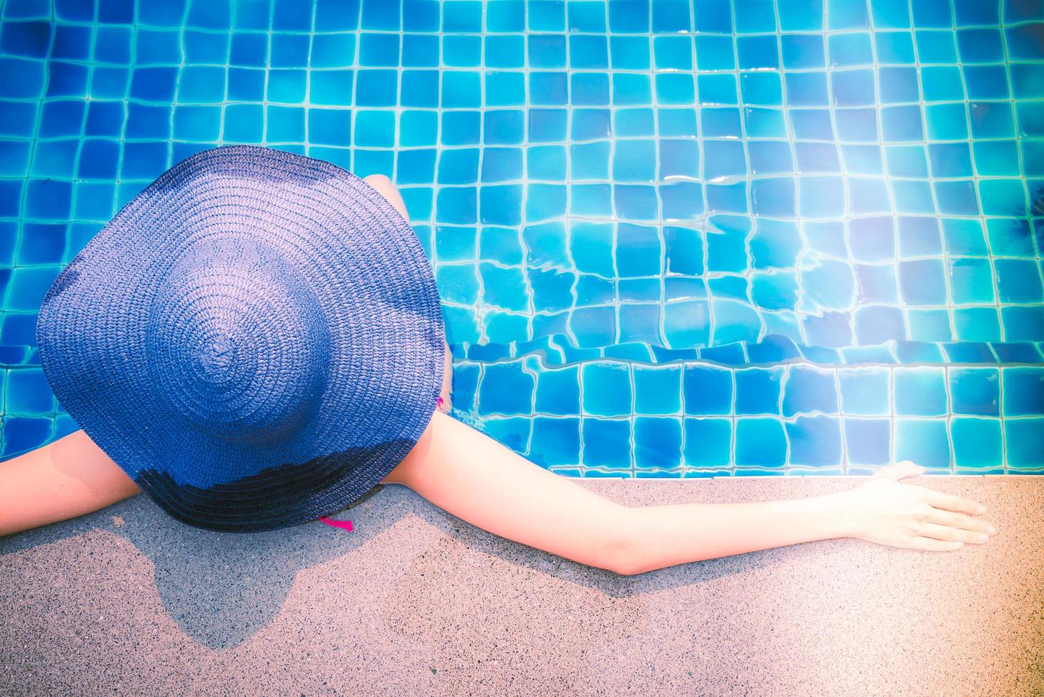 femme dans la piscine photo