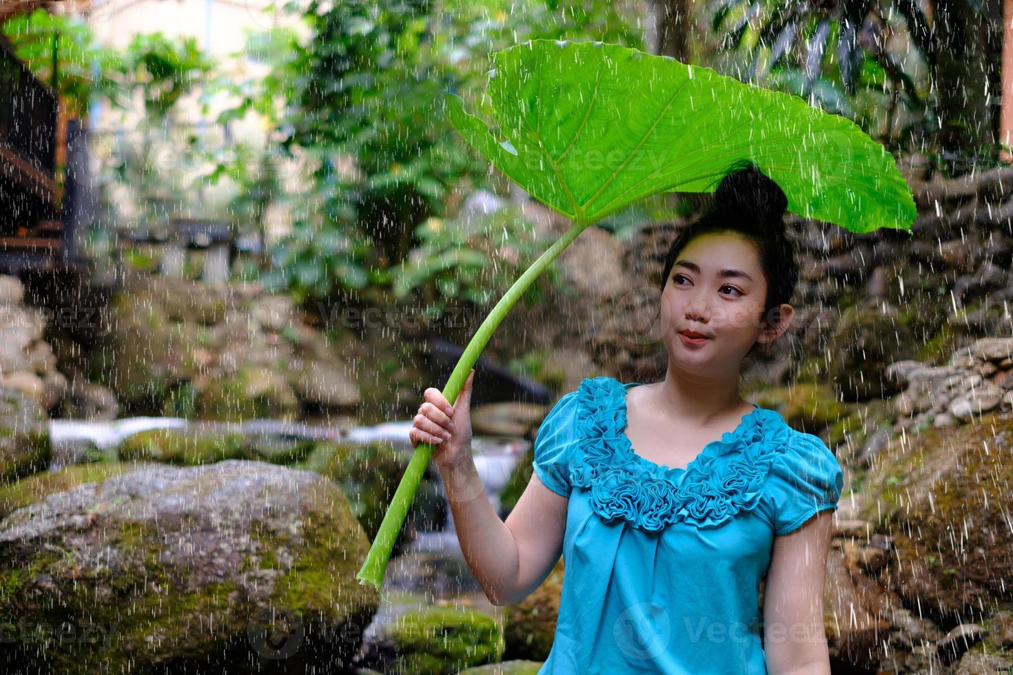 femme, utilisation, feuille, comme, parapluie photo