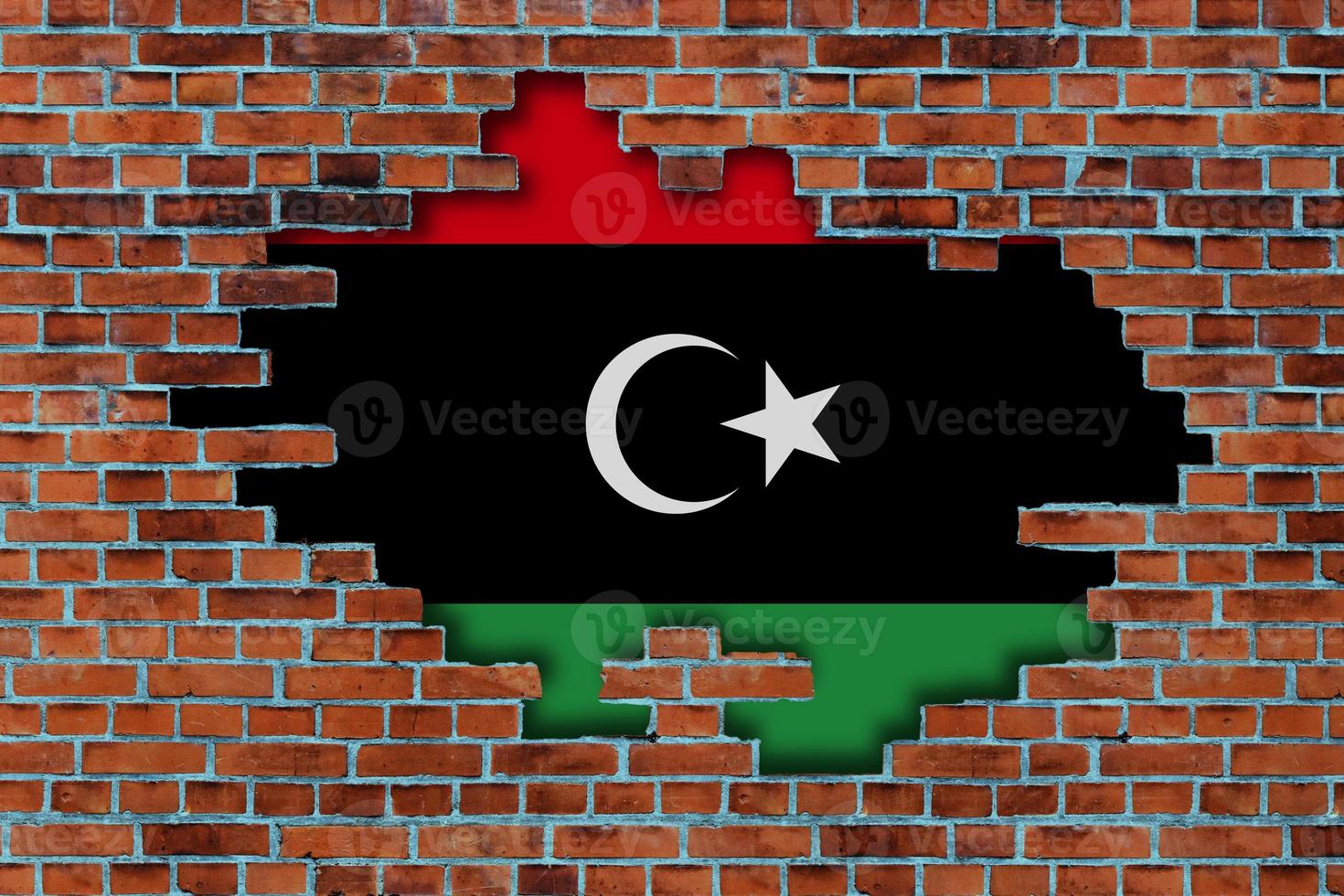3d drapeau de Libye derrière le cassé vieux pierre mur Contexte. photo