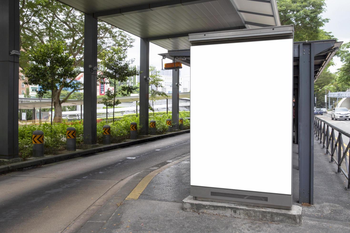Panneau publicitaire vierge à l'arrêt de bus photo