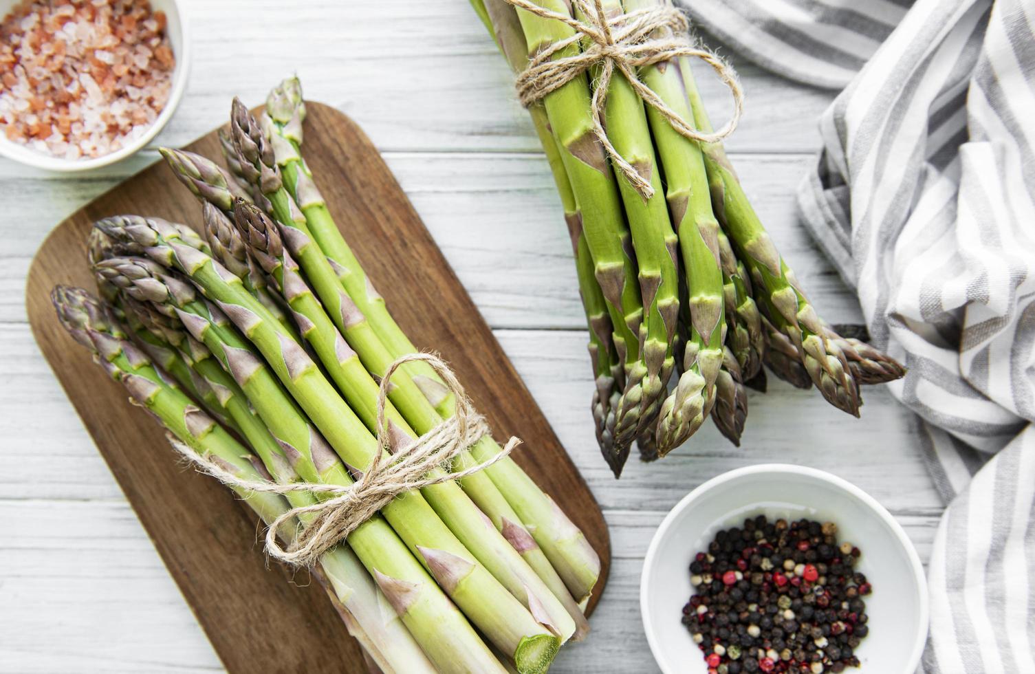 bouquet de tiges d'asperges crues avec différentes épices photo