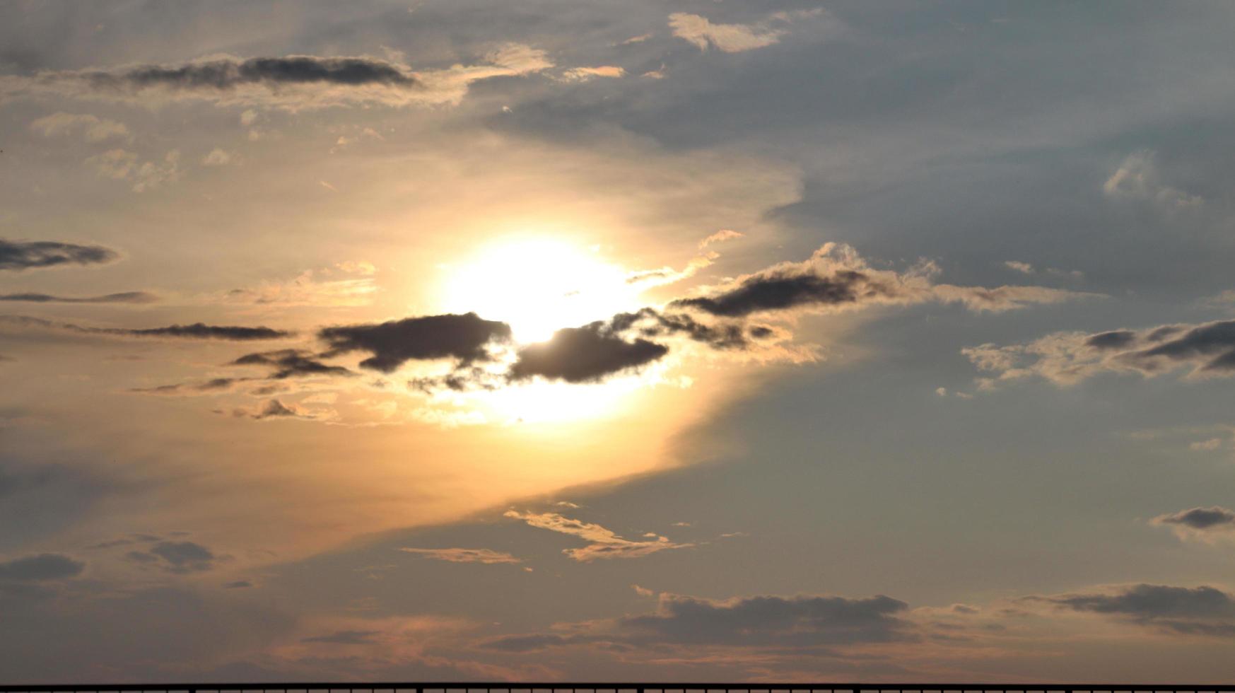 beau coucher de soleil sur la plage photo