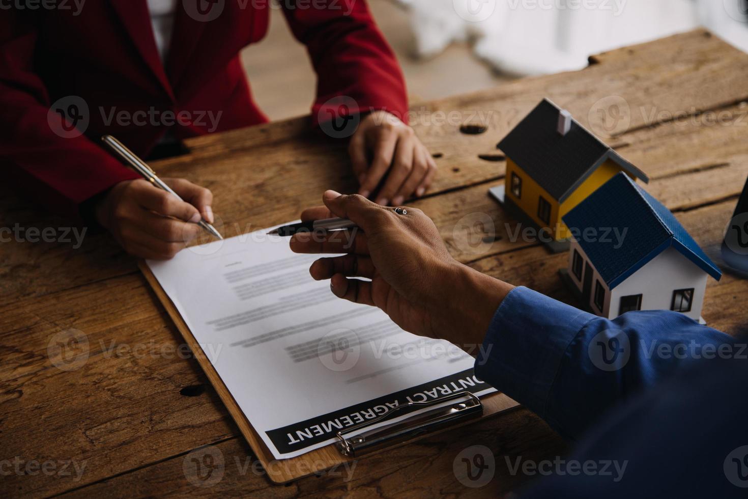 agent de courtage immobilier présentant et consultant le client pour la prise de décision signant un accord de formulaire d'assurance, modèle d'achat et de vente de maison, concernant l'offre de prêt hypothécaire et l'assurance habitation photo