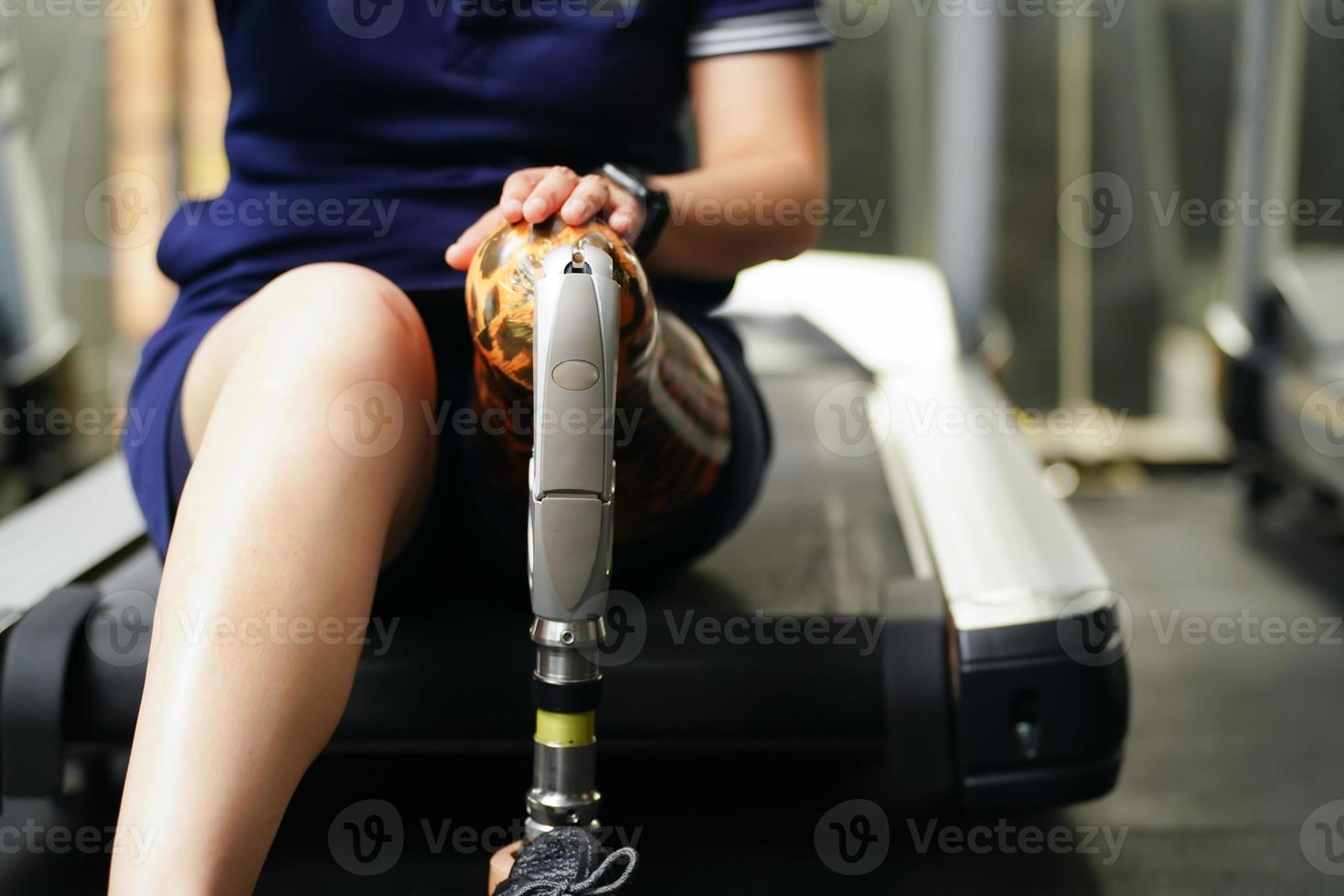 Jeune femelle avec un prothétique jambe avec le entraine toi de en utilisant prothétique jambes à marcher, exercice et et du quotidien Activités photo