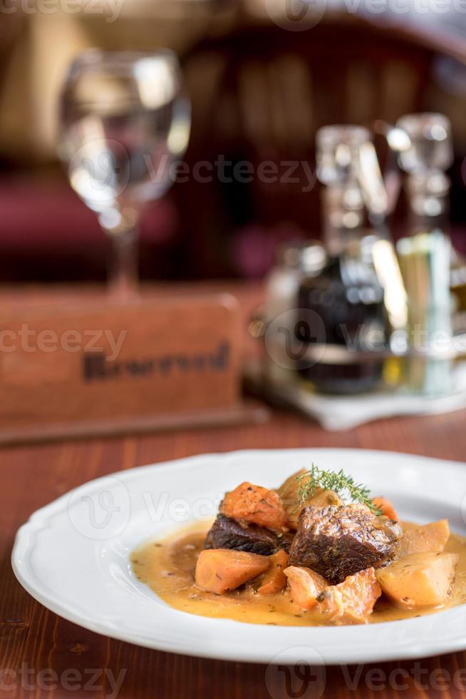 du boeuf et patates dans épicé sauce photo