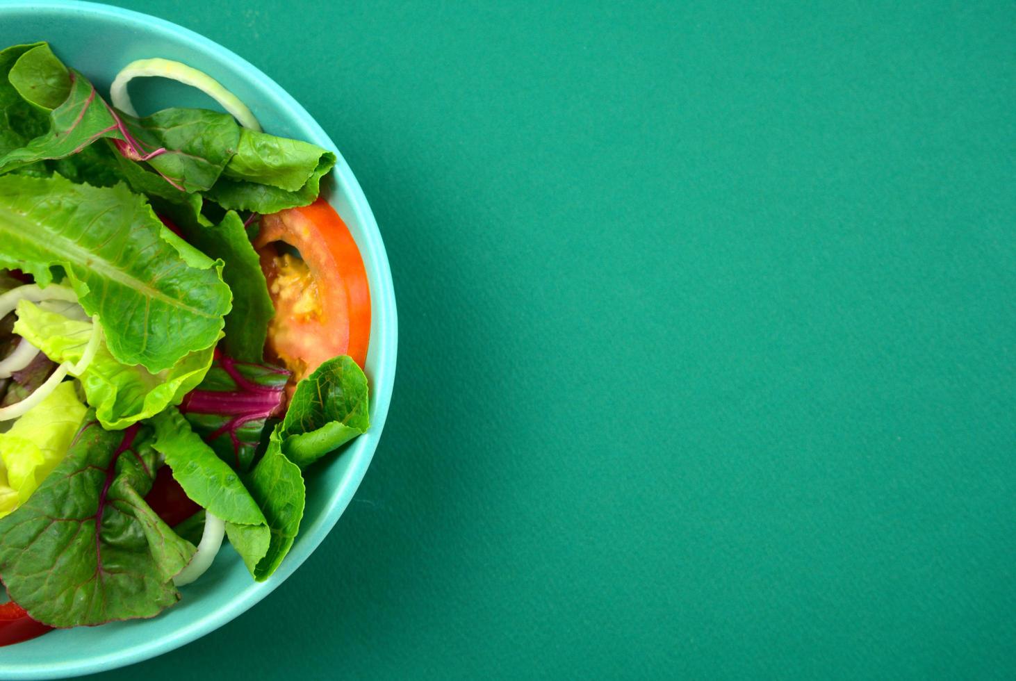 salade de légumes. végétalien, végétarien sain, repas nutritif diététique. photo