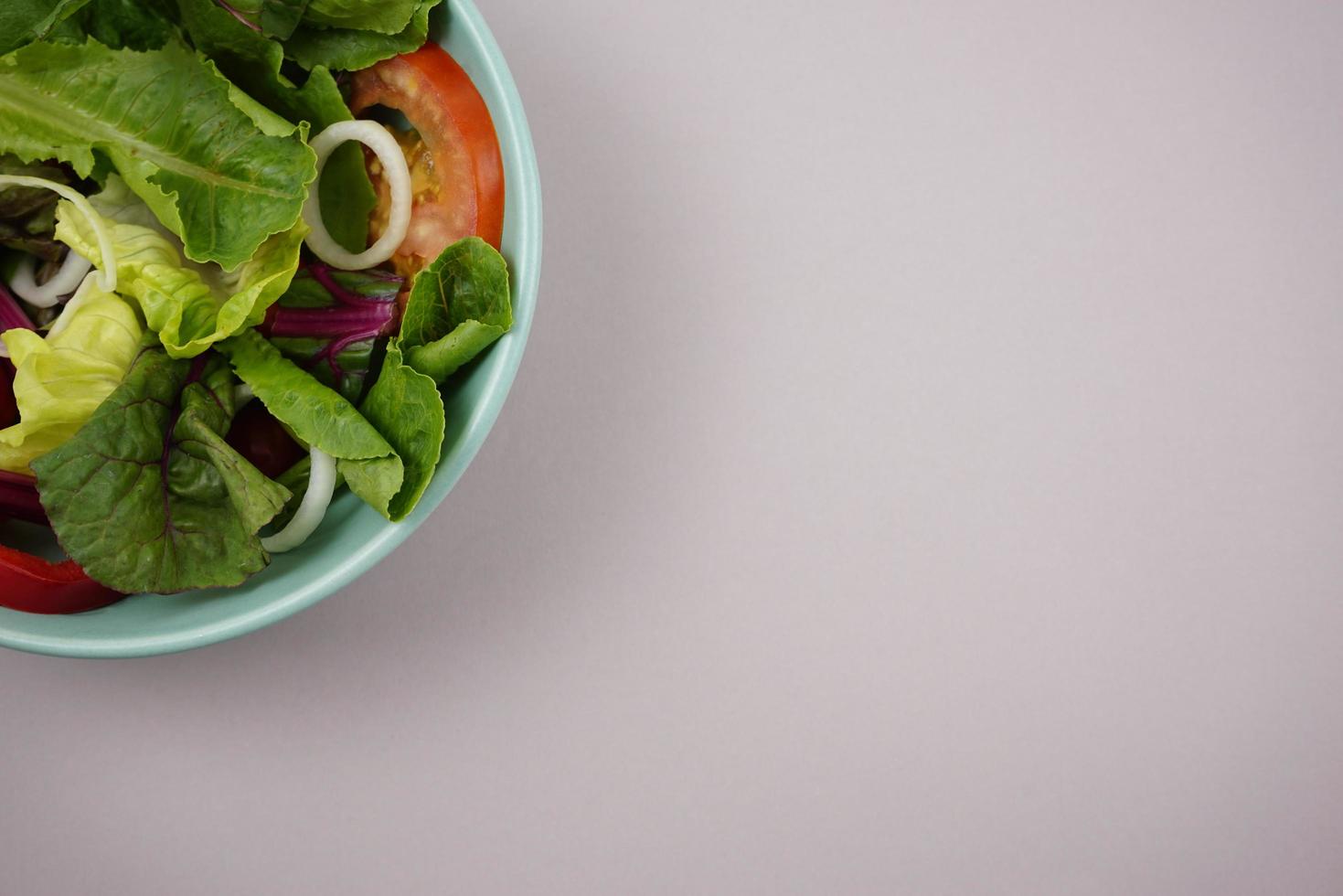 salade de légumes sur fond gris. photo