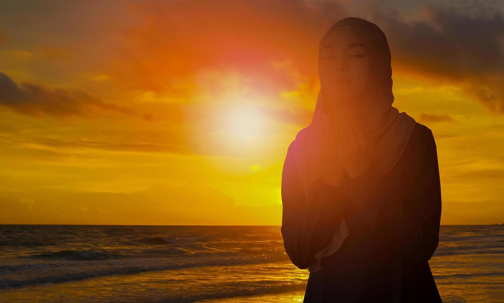 silhouette de jeune femme musulmane dans un hijab noir photo