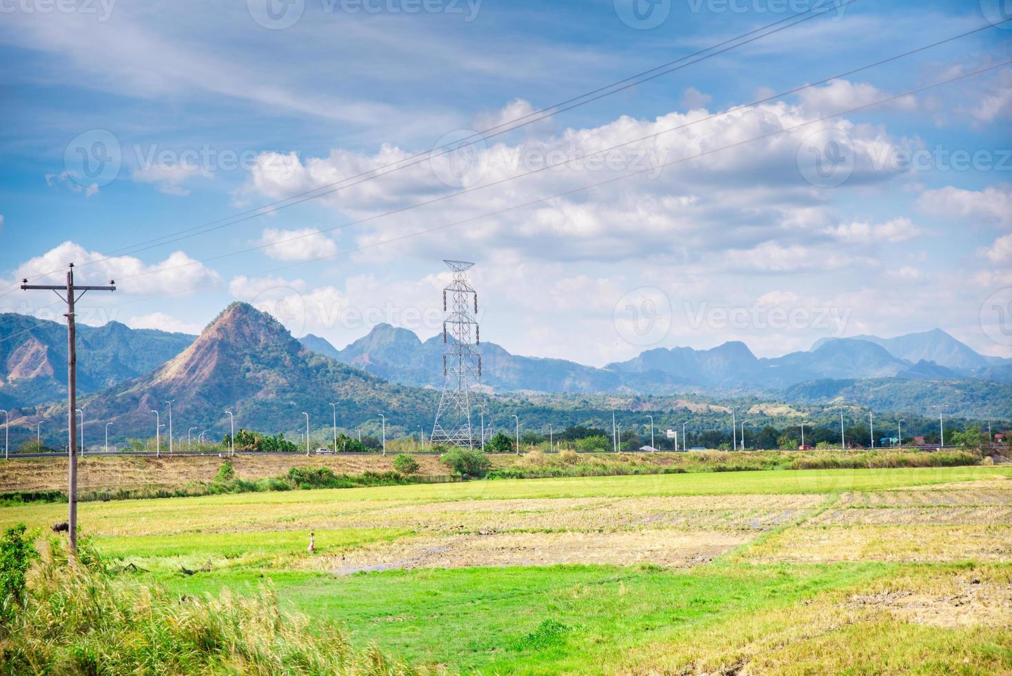 vaste vallée de zambales aux philippines avec ses montagnes dans le bakground photo