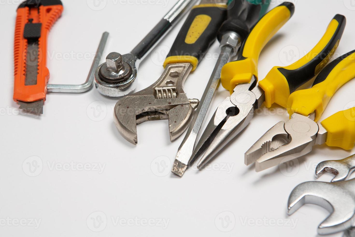 ensemble de outils pour réparation dans une Cas sur une blanc Contexte. assorti travail ou construction outils. clés, pinces, Tournevis. Haut vue photo