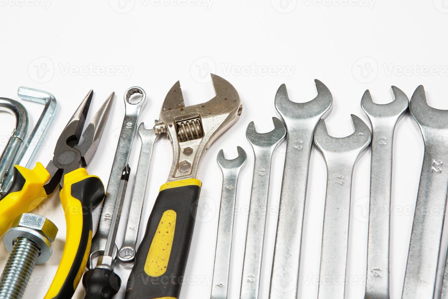 ensemble de outils pour réparation dans une Cas sur une blanc Contexte. assorti travail ou construction outils. clés, pinces, Tournevis. Haut vue photo