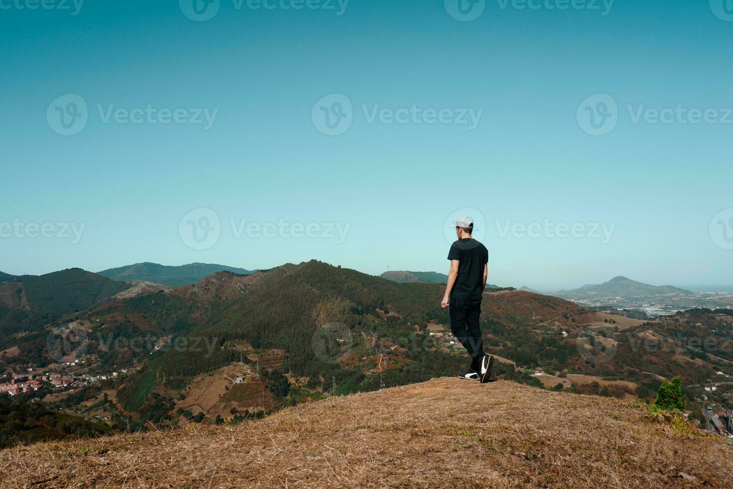 homme trekking dans le montagne, pleine conscience et méditation, bilbao, Espagne photo