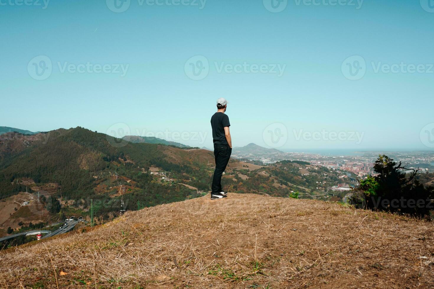 homme trekking dans le montagne, pleine conscience et méditation, bilbao, Espagne photo