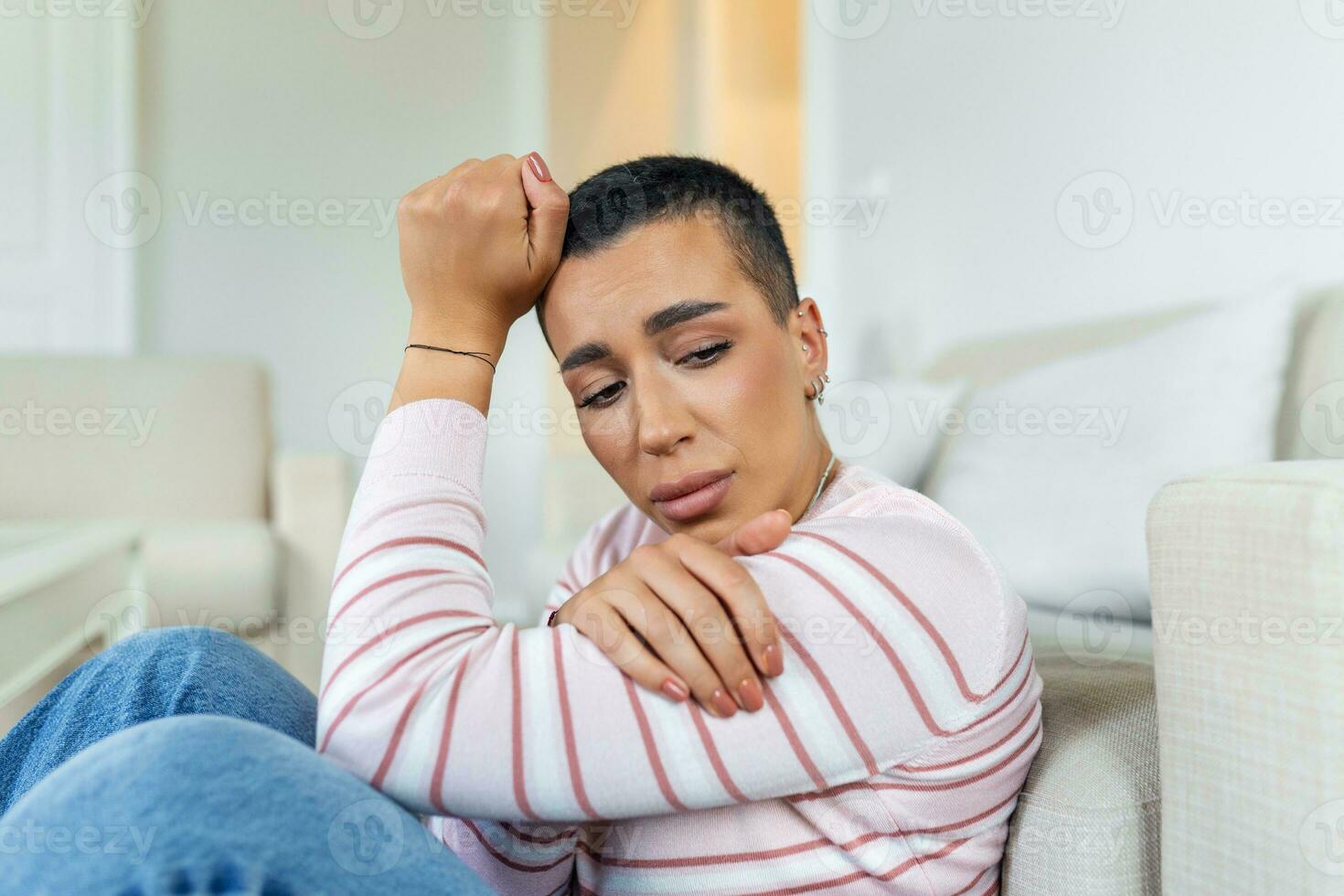 Jeune africain américain femme sentiment bouleversé, triste, malheureux ou décevoir pleurs solitaire dans sa chambre. femme Souffrance de la dépression séance sur lit et pleurs photo