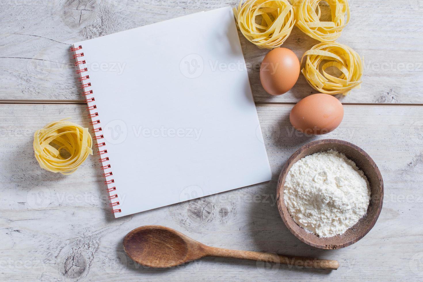 tagliatelles et cuisinier livre photo