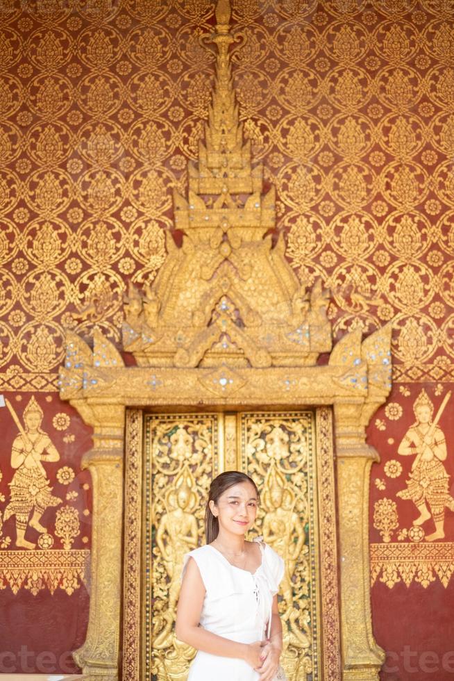 Jeune asiatique femme à wat séné souk haram , luang prabang, Laos photo