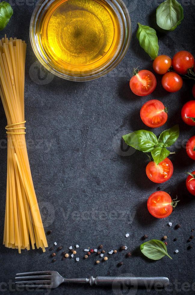 tomate cerise et spaghetti photo