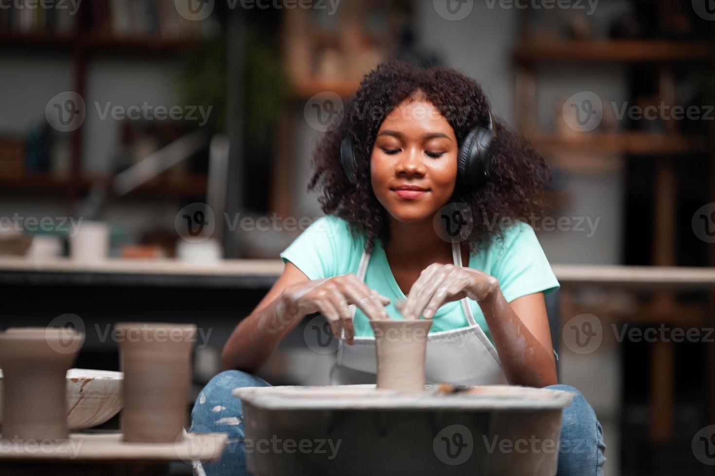 petit affaires propriétaire de Jeune gens création poterie photo