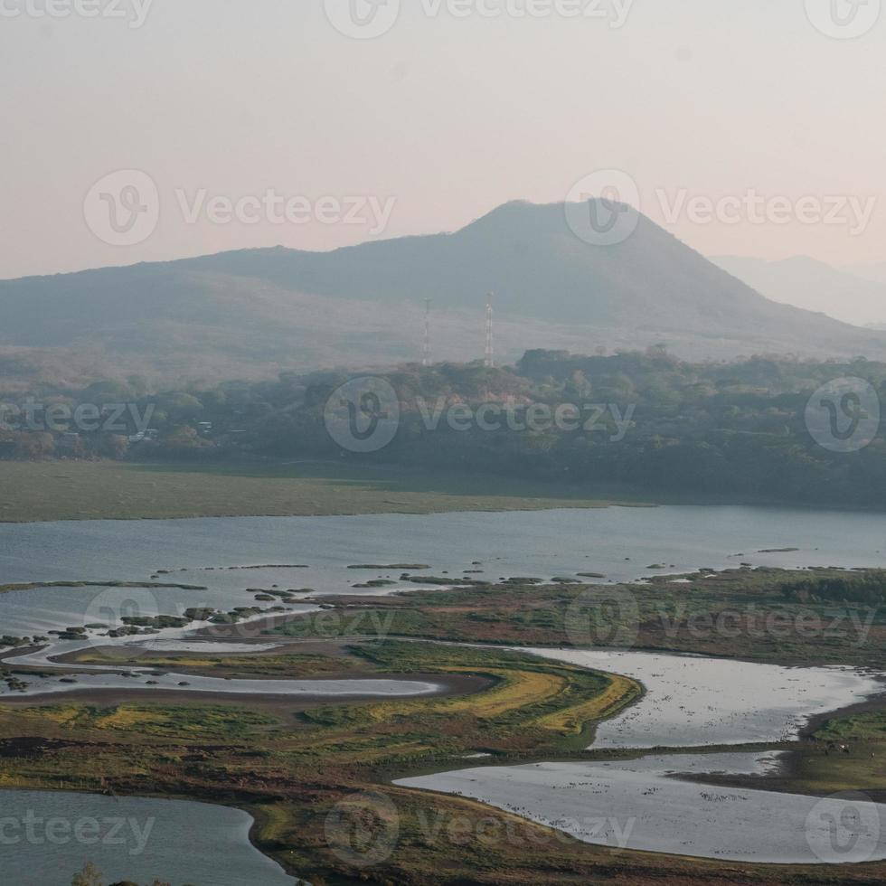 paysage vue de une Montagne et une Lac photo