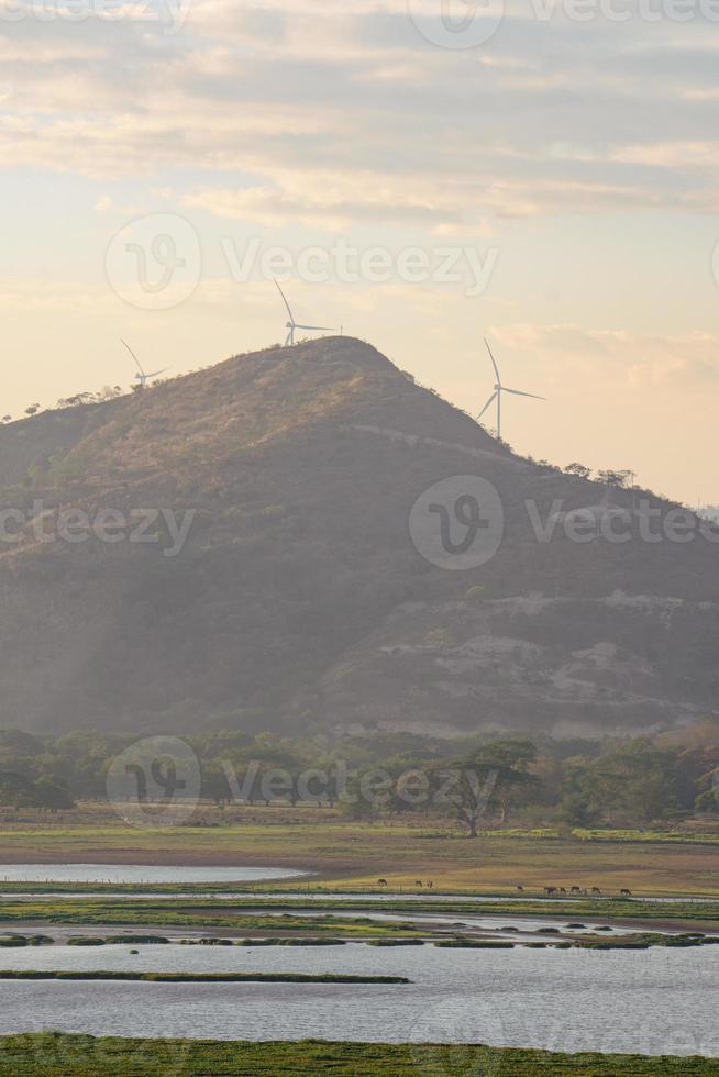 paysage vue de une Montagne et une Lac photo